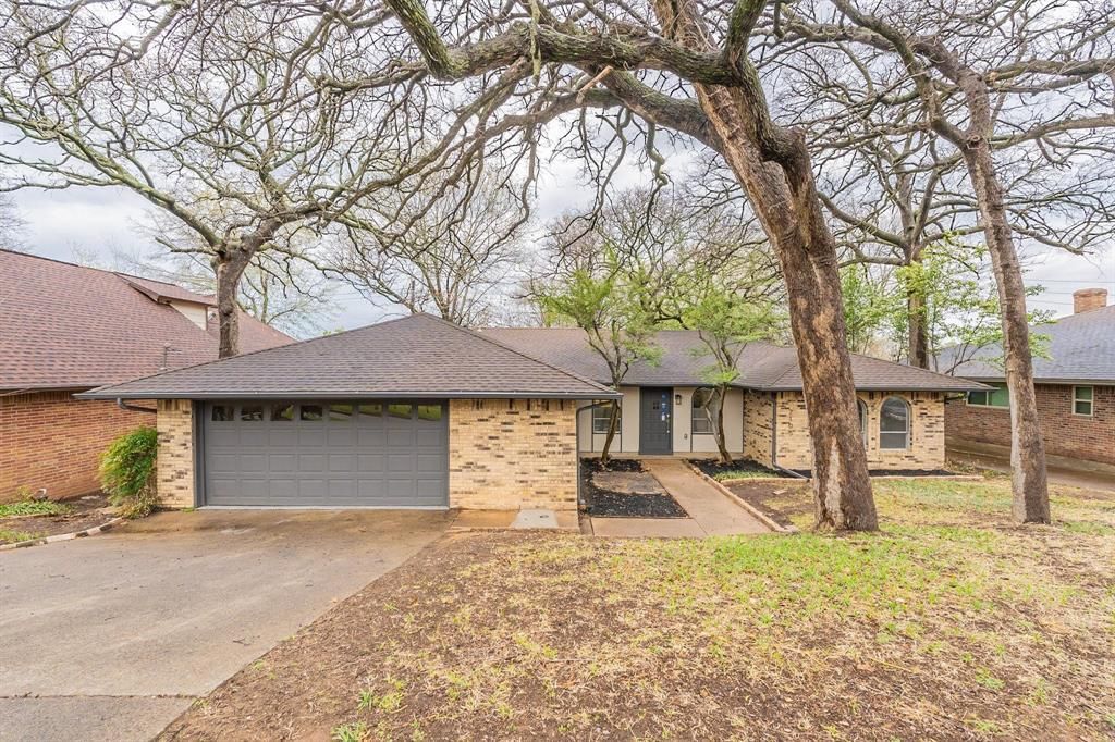 2105 Castle Oaks Drive, Arlington, TX 76012 Main Photo