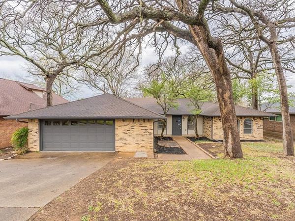 2105 Castle Oaks Drive, Arlington, TX 76012
