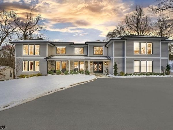 315 Freemans Ln, Franklin Lakes, NJ 07417