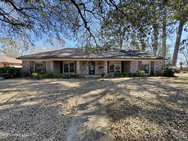 980 Royal Oak Drive, Jackson, MS 39209