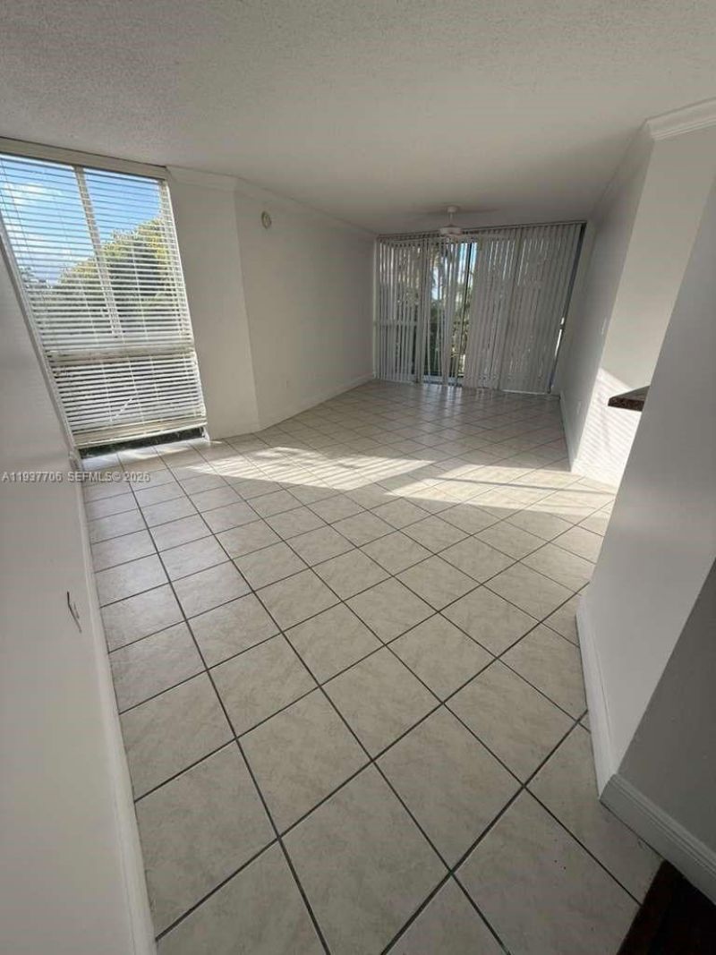 6995 NW 186th St, Unit E506, Hialeah, FL 33015 Photo