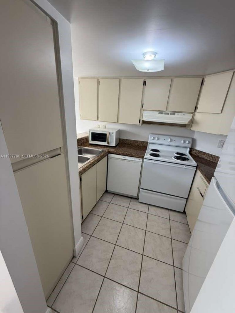 6995 NW 186th St, Unit E506, Hialeah, FL 33015 Photo
