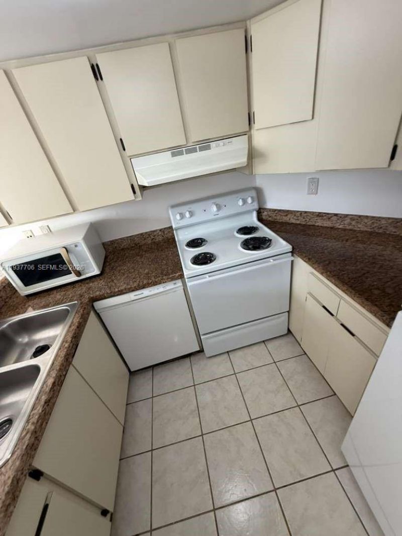 6995 NW 186th St, Unit E506, Hialeah, FL 33015 Photo