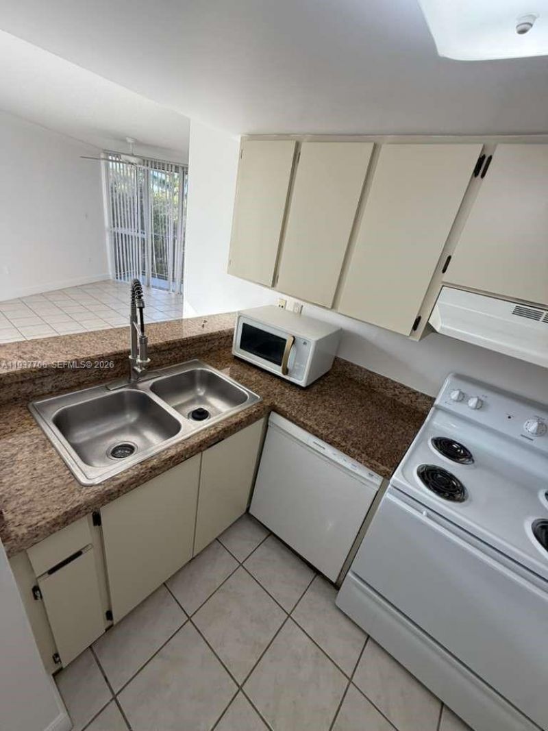 6995 NW 186th St, Unit E506, Hialeah, FL 33015 Photo
