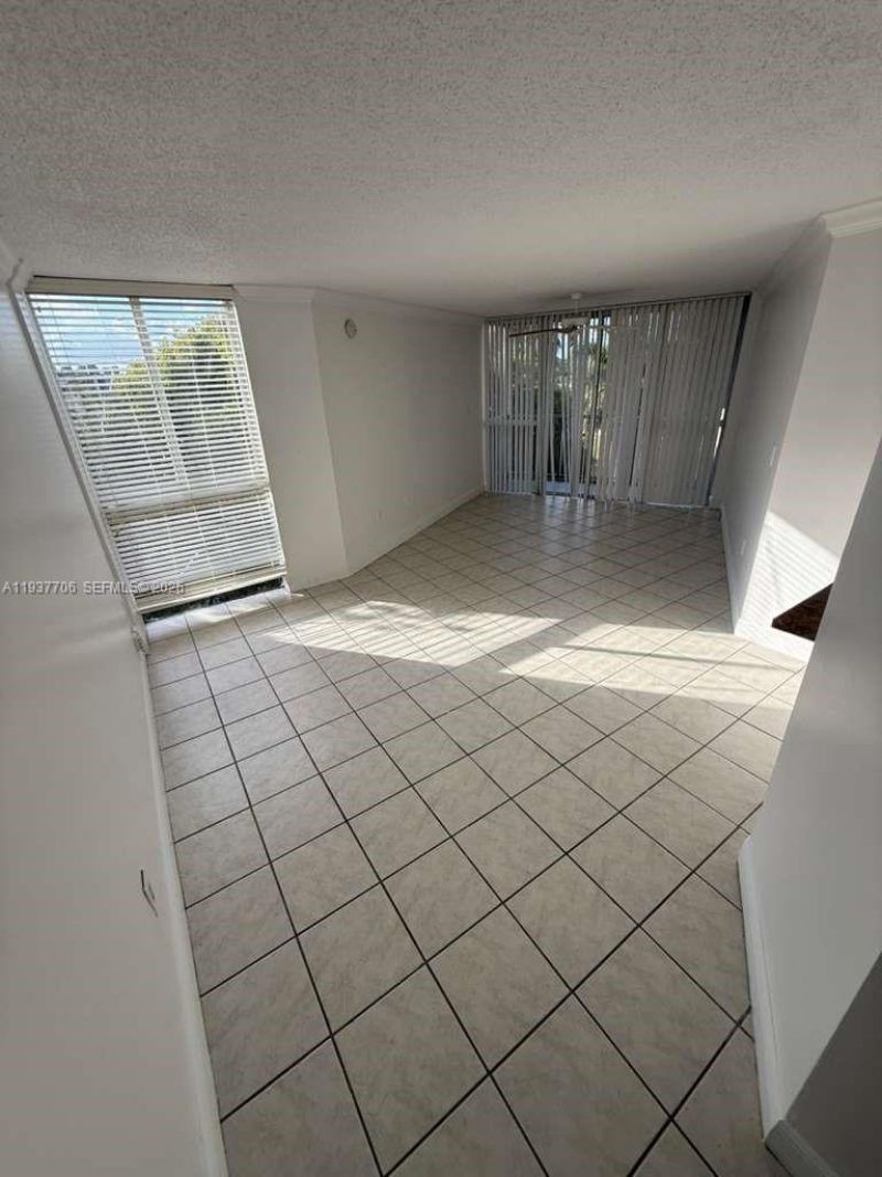 6995 NW 186th St, Unit E506, Hialeah, FL 33015 Photo