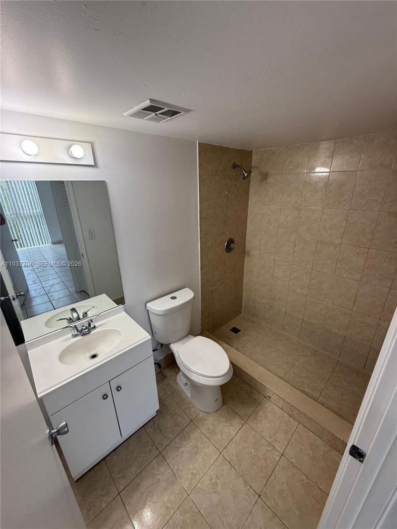 6995 NW 186th St, Unit E506, Hialeah, FL 33015 Photo