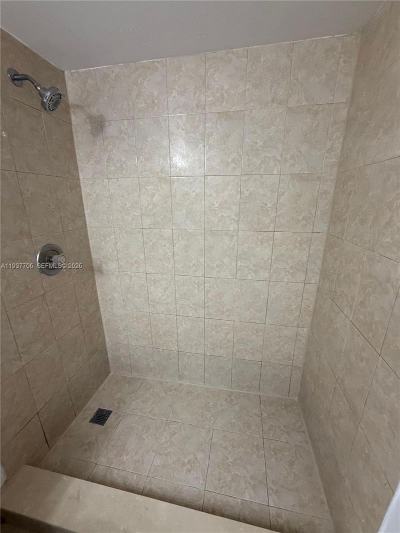 6995 NW 186th St, Unit E506, Hialeah, FL 33015 Photo