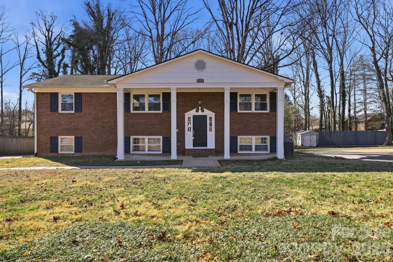 1230 18th Avenue Ne, Hickory, NC 28601 Main Photo