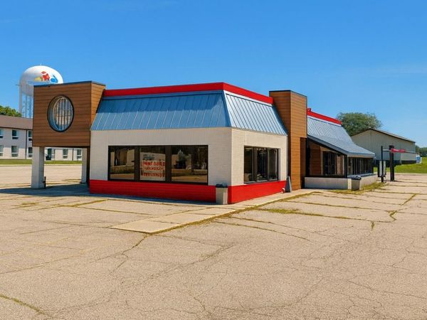 2209 Circle Dr W, Spirit Lake, IA 51360