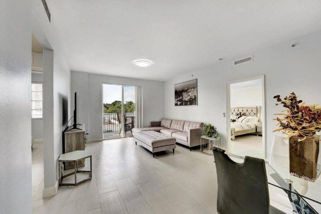 250 NE 3rd Avenue, Unit 1317, Delray Beach, FL 33444 Photo