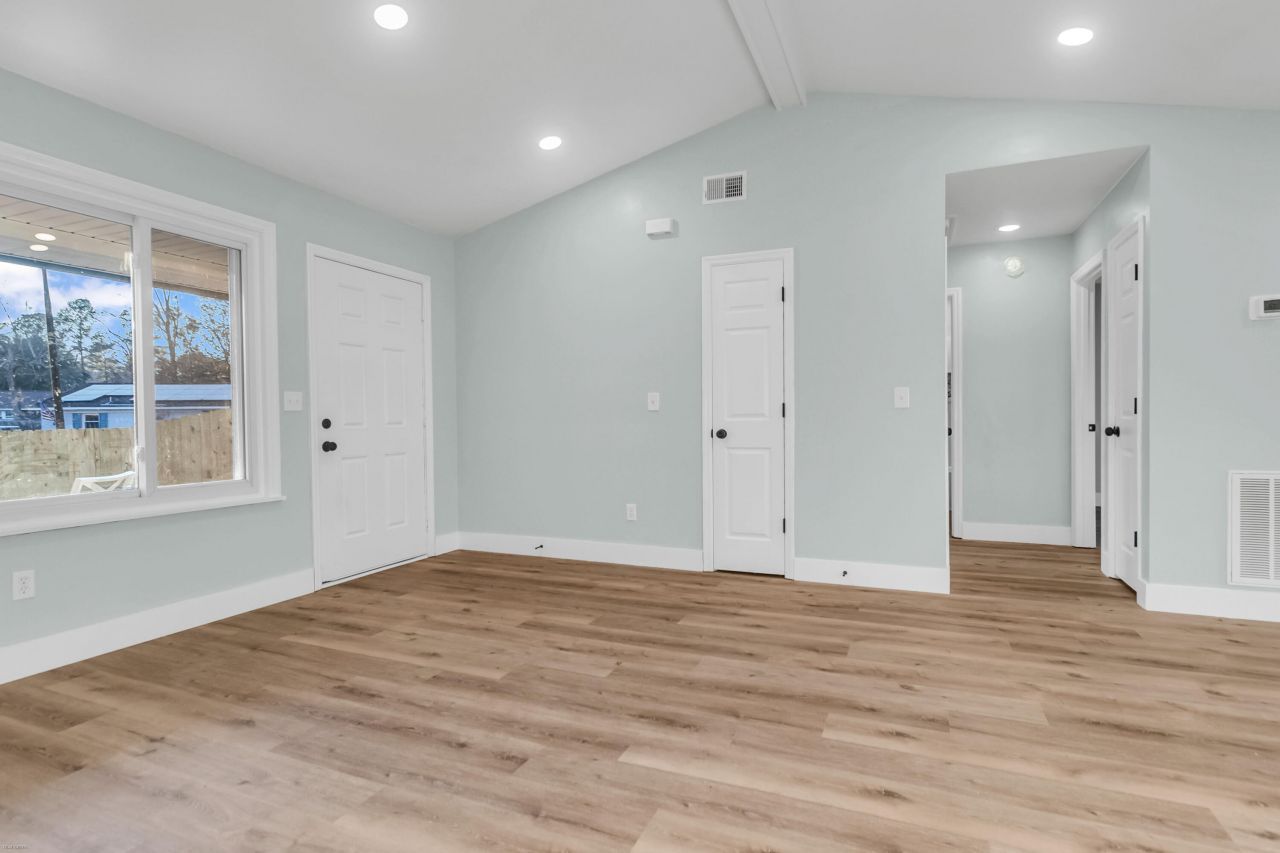 106 Teddy Court Photo 7