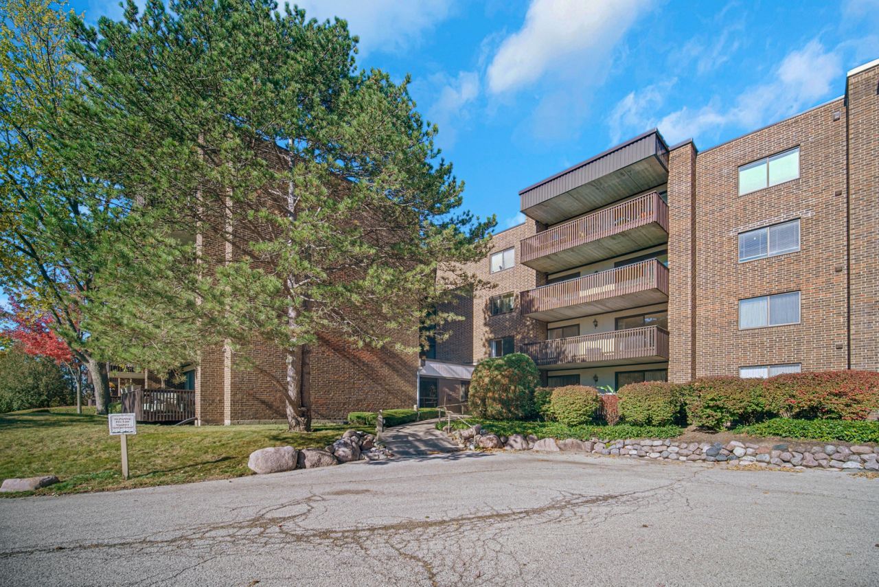690 Chandler Road, Unit 302, Gurnee, IL 60031 Main Photo