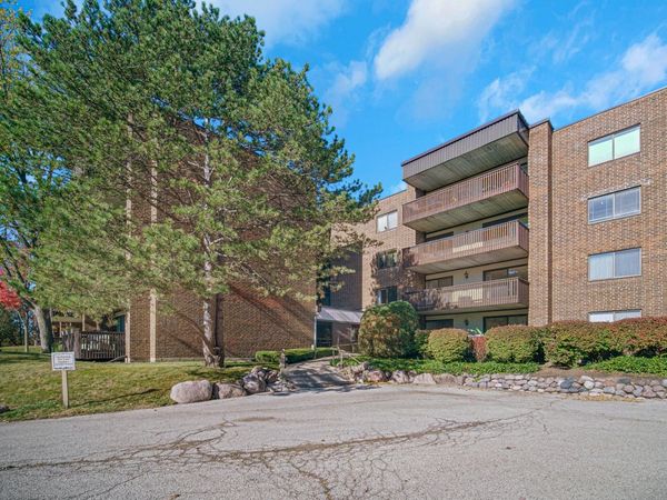 690 CHANDLER Road, Unit 302, Gurnee, IL 60031