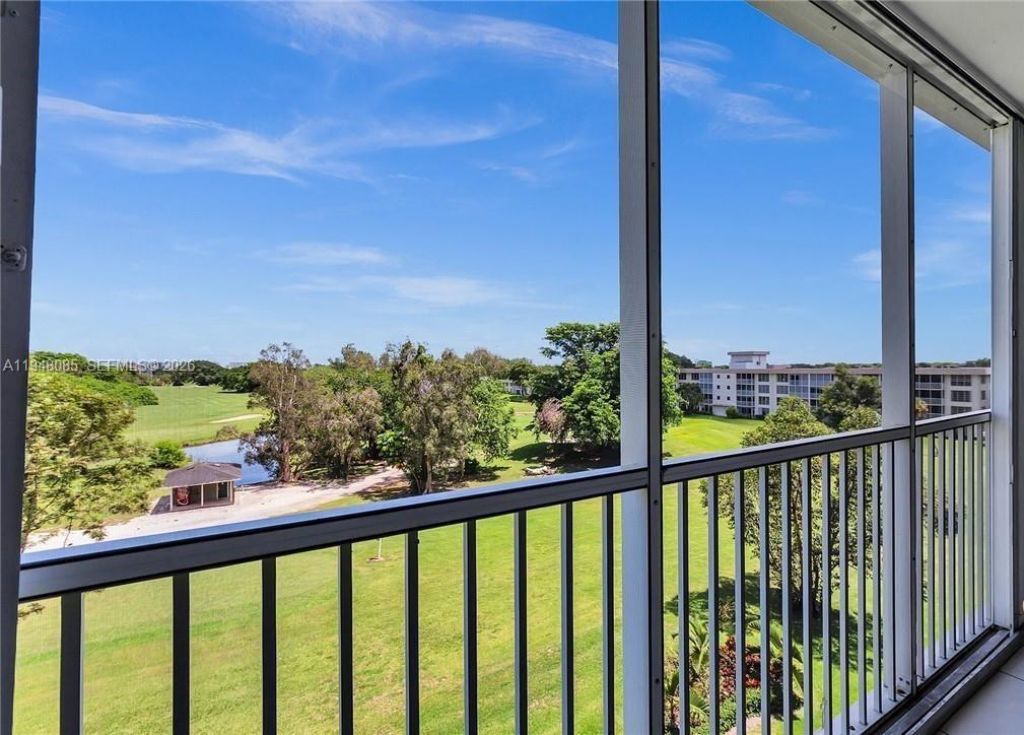 3300 N Palm Aire Dr, Unit 504, Pompano Beach, FL 33069 Photo