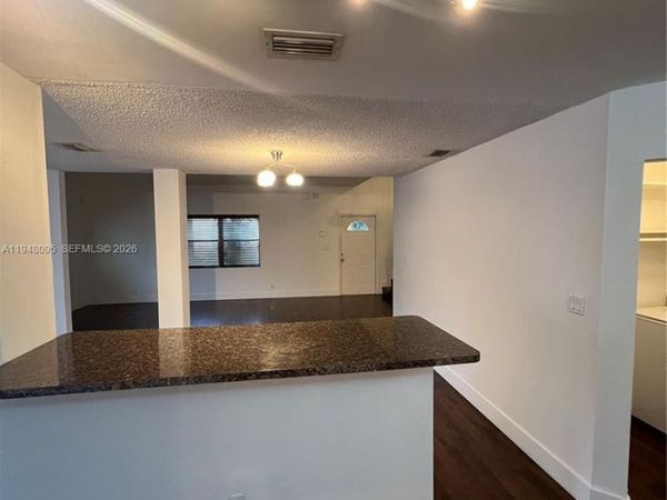 561 Racquet Club Rd, Unit 21, Weston, FL 33326