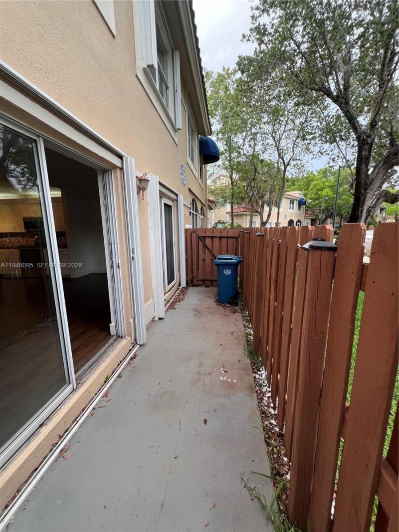 561 Racquet Club Rd, Unit 21, Weston, FL 33326 Photo