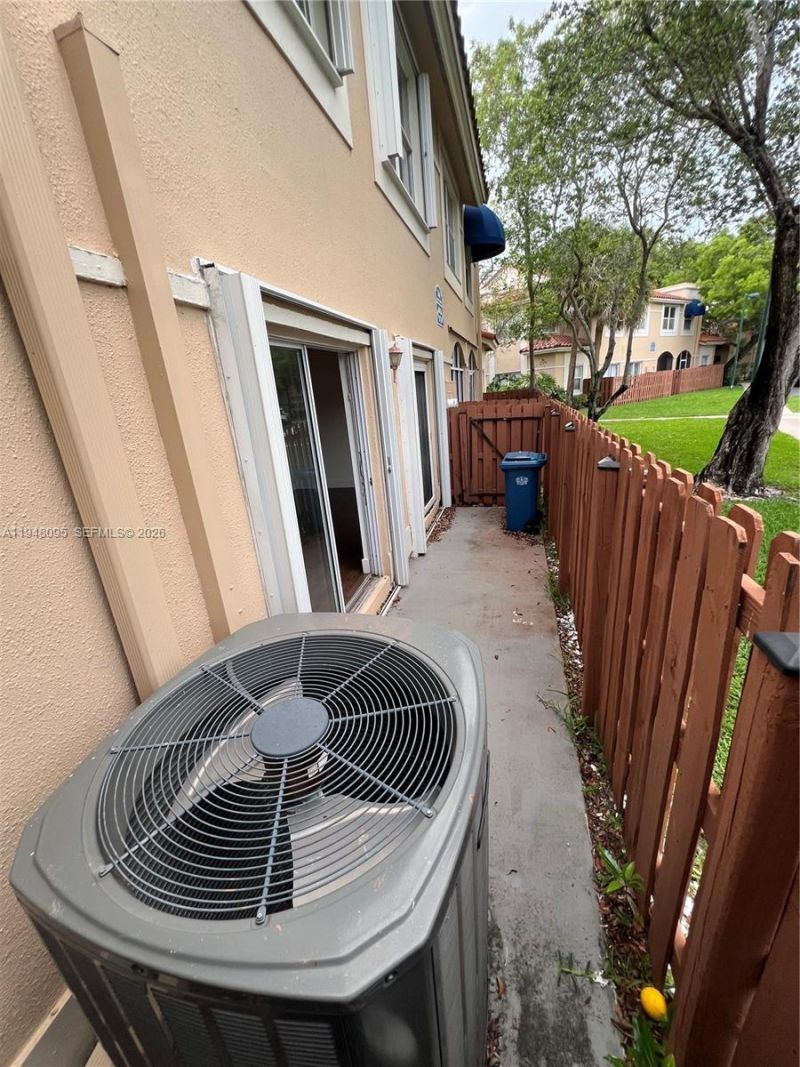 561 Racquet Club Rd, Unit 21, Weston, FL 33326 Photo