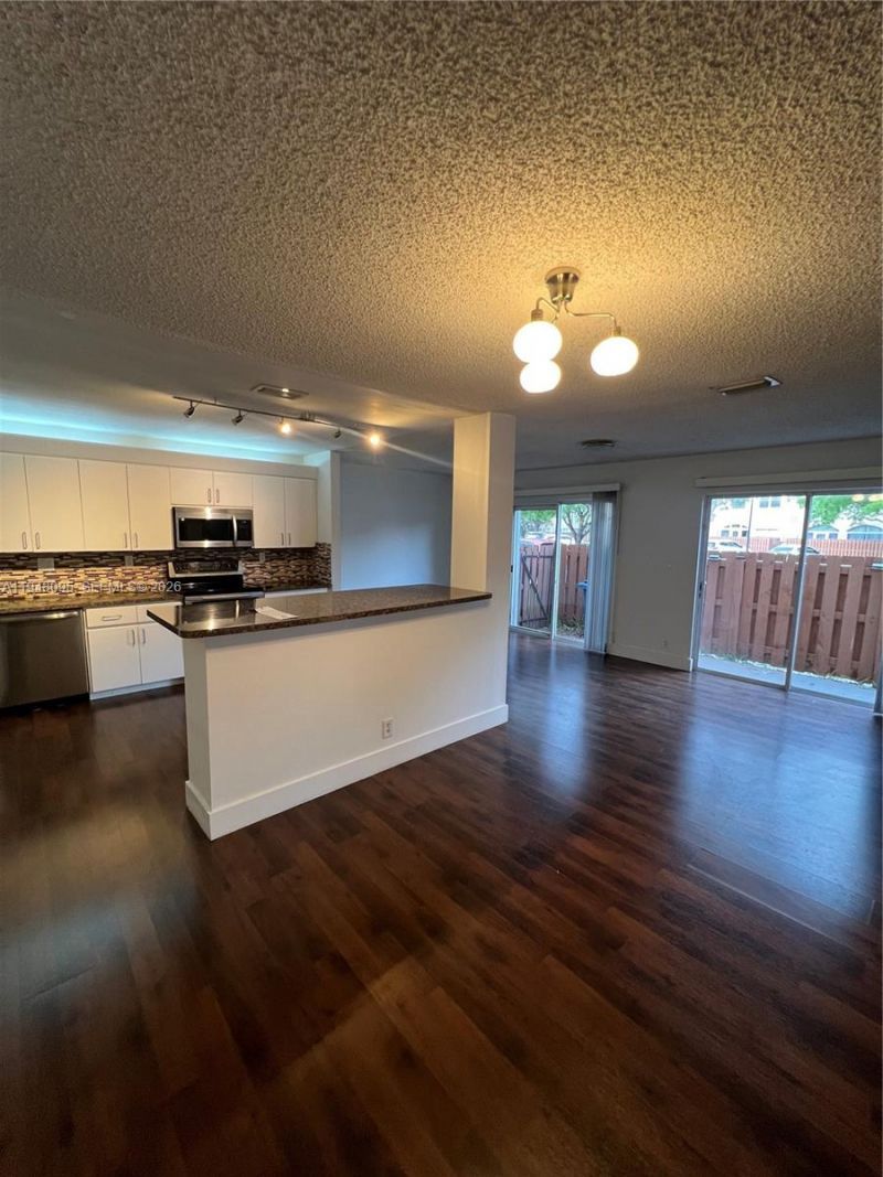 561 Racquet Club Rd, Unit 21, Weston, FL 33326 Photo