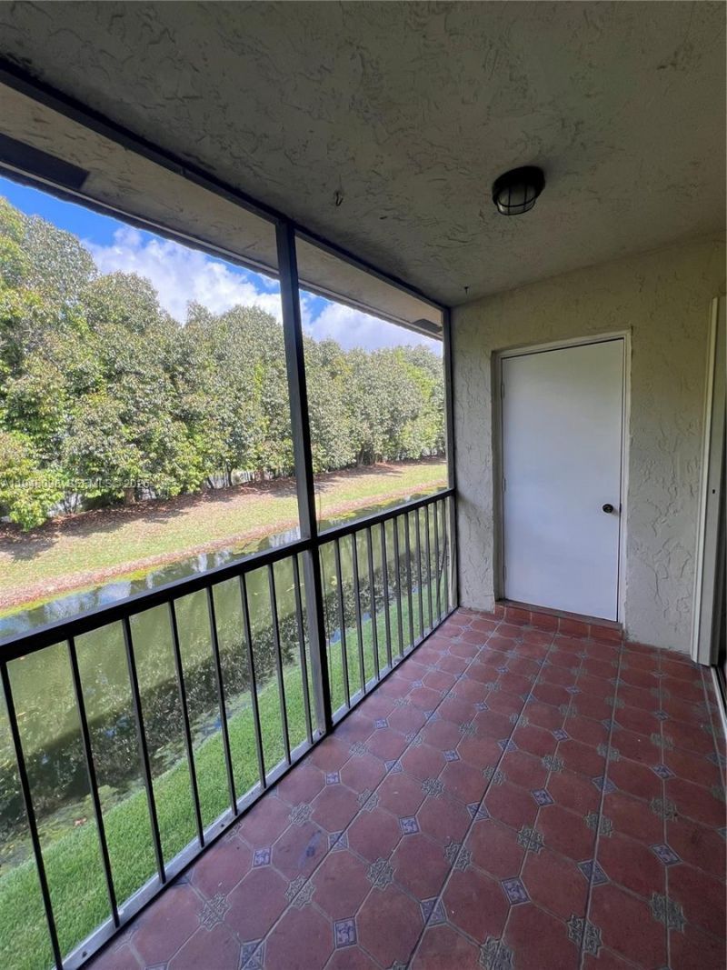 379 Lakeview Dr, Unit 205, Weston, FL 33326 Photo