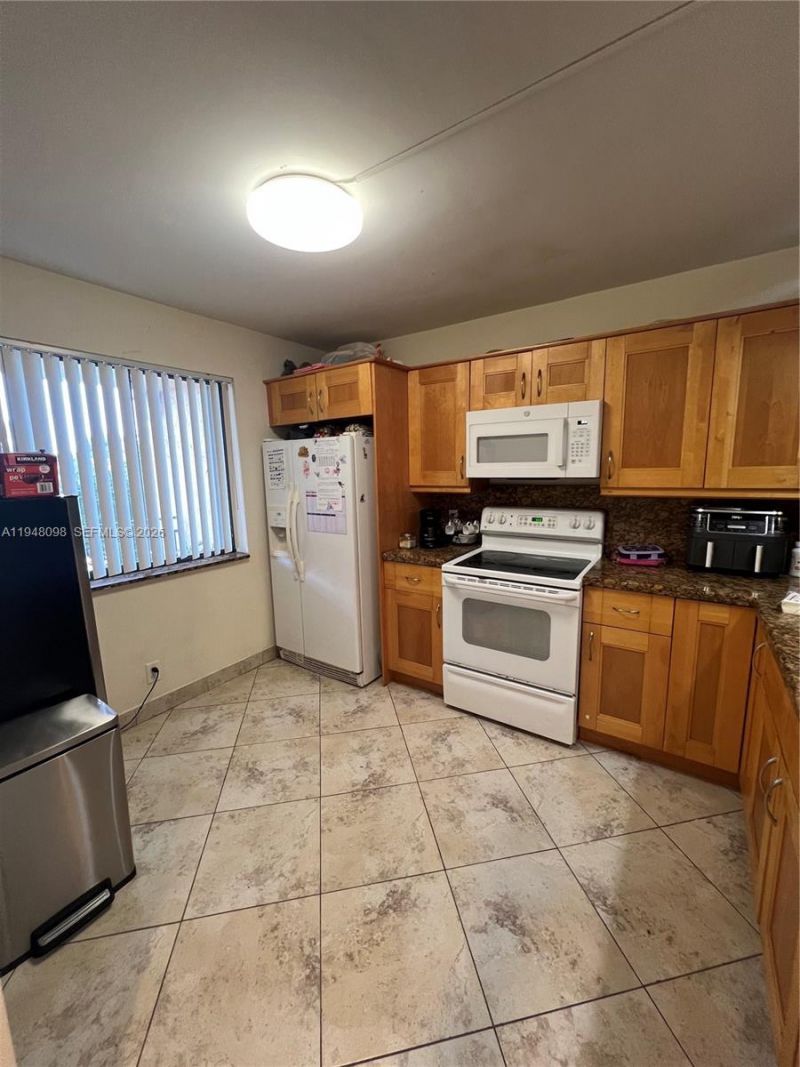 379 Lakeview Dr, Unit 205, Weston, FL 33326 Photo