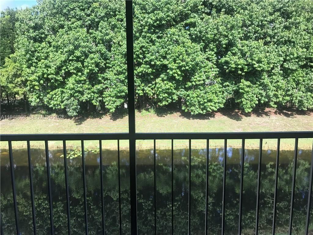 379 Lakeview Dr, Unit 205, Weston, FL 33326 Photo