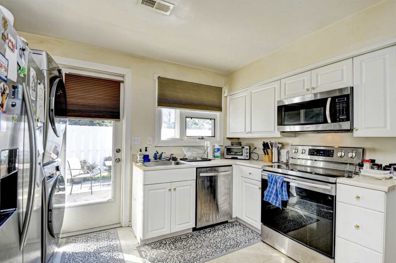 536 Redwood Ave. Photo 10