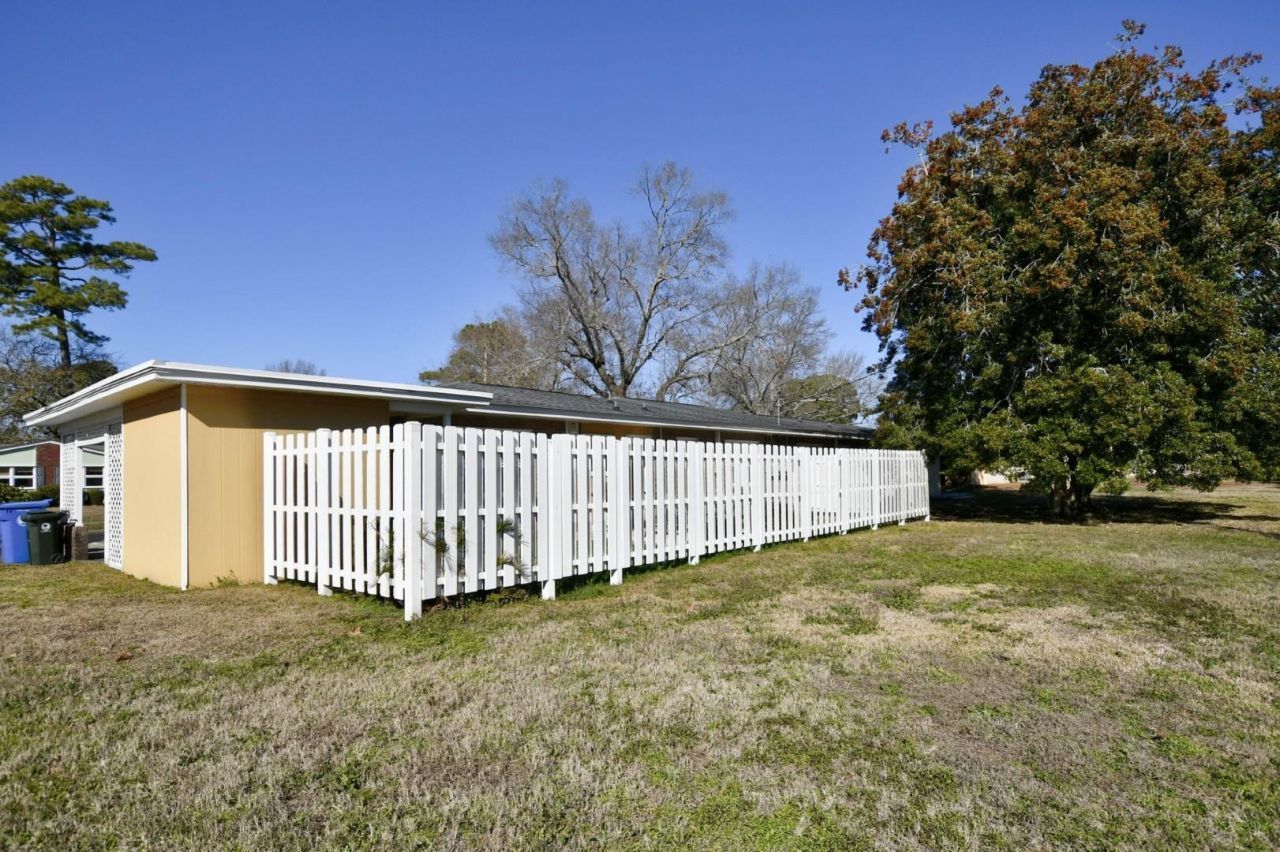 536 Redwood Ave. Photo 26