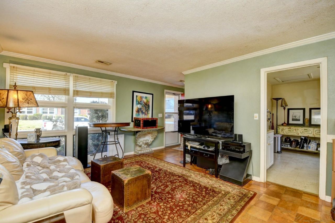 536 Redwood Ave. Photo 6