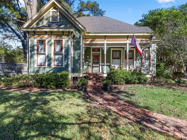 203 E Dixon Street, Jefferson, TX 75657