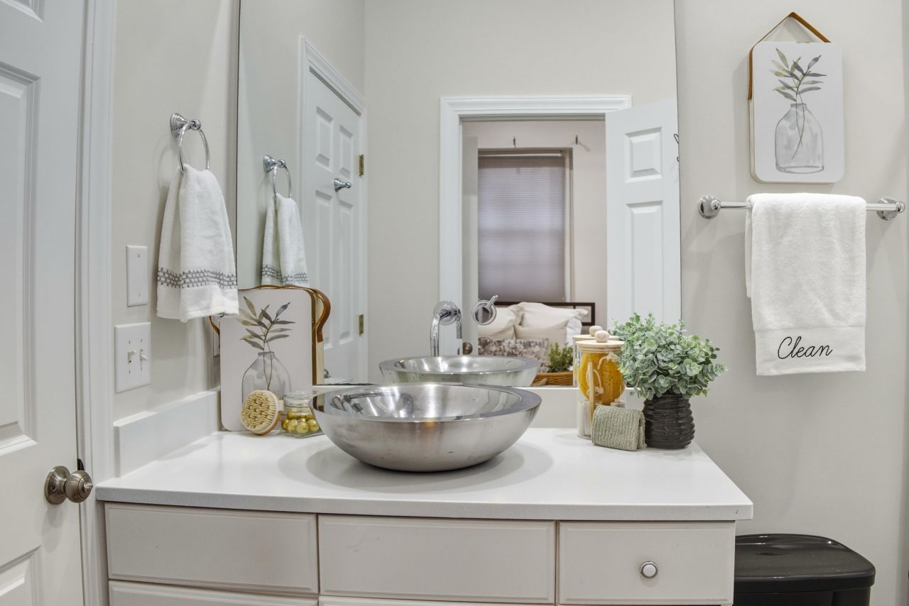 348 King Street Photo 10