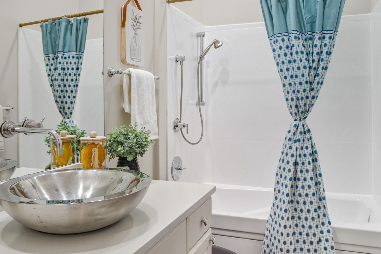 348 King Street Photo 11