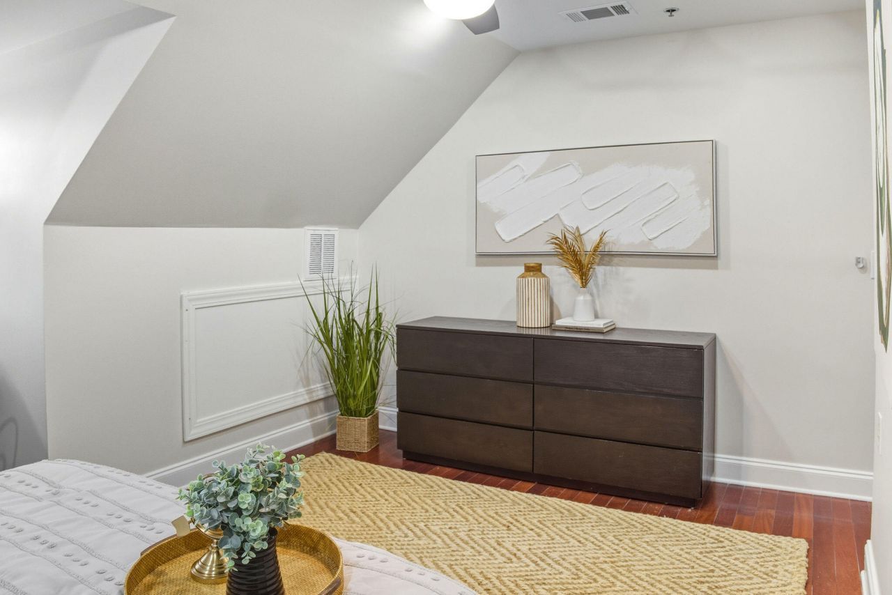 348 King Street Photo 15