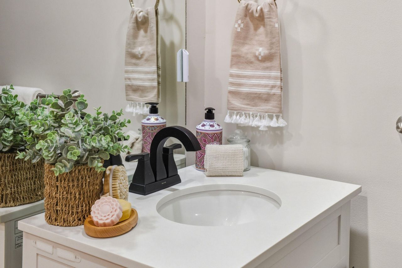 348 King Street Photo 20