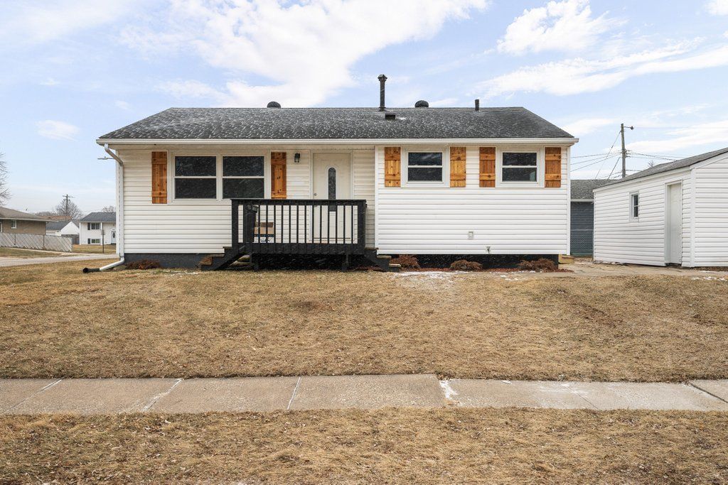 392 33rd Avenue Court, East Moline, IL 61244 Main Photo