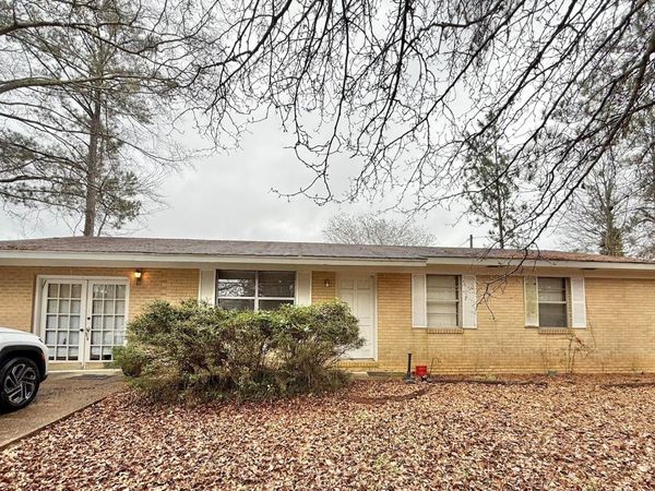 15 Park Ave, Dekalb, MS 39328