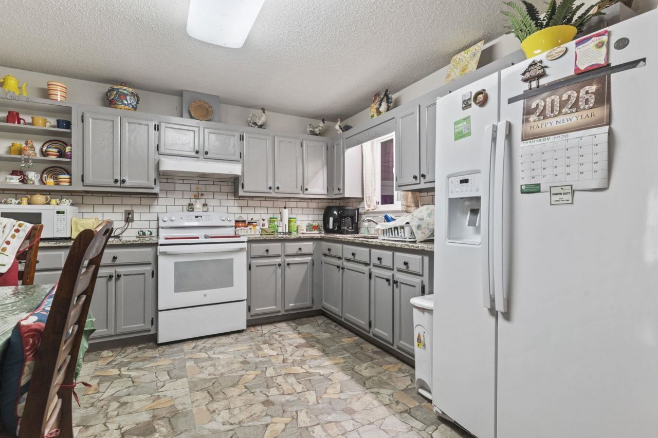 106 Fonza St. Photo 11