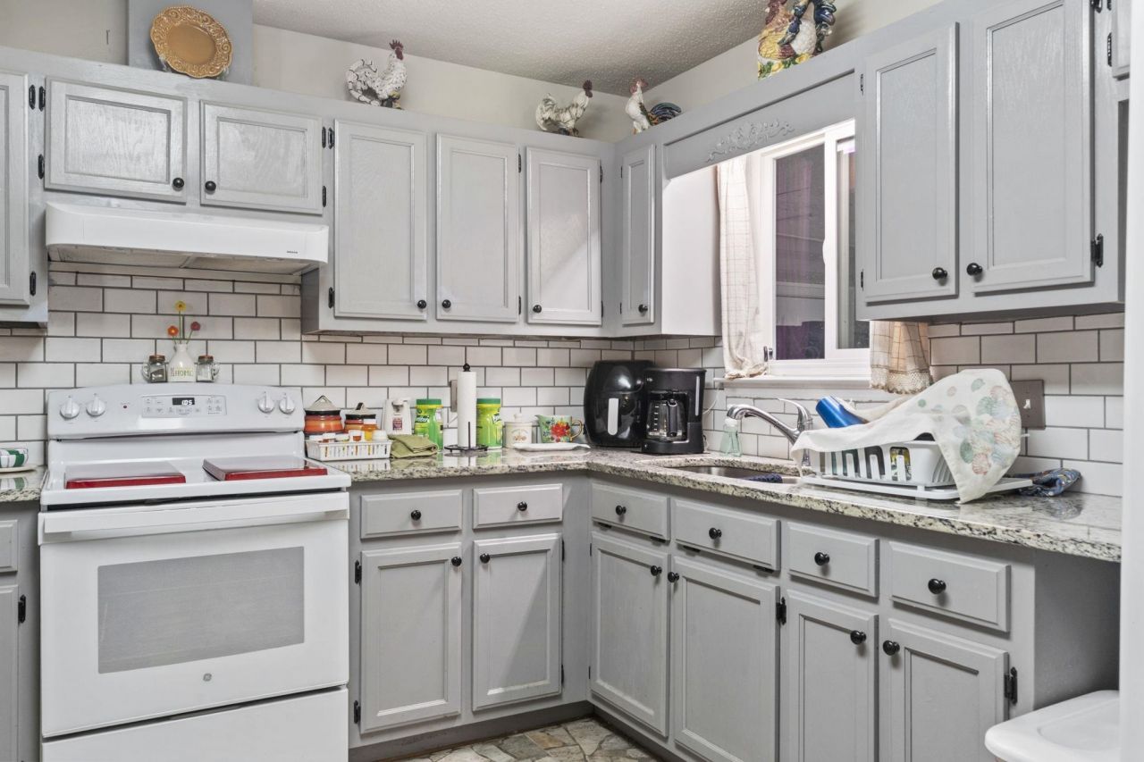 106 Fonza St. Photo 12