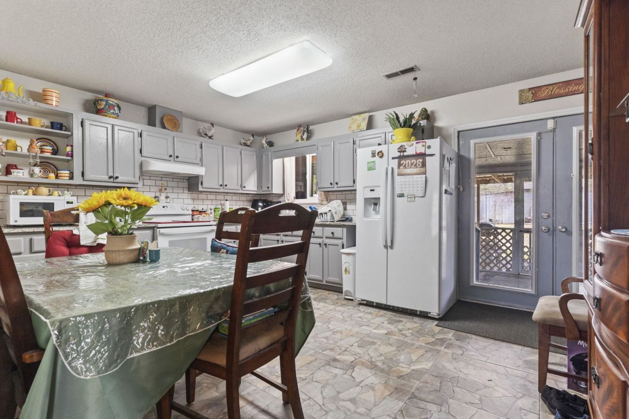 106 Fonza St. Photo 20