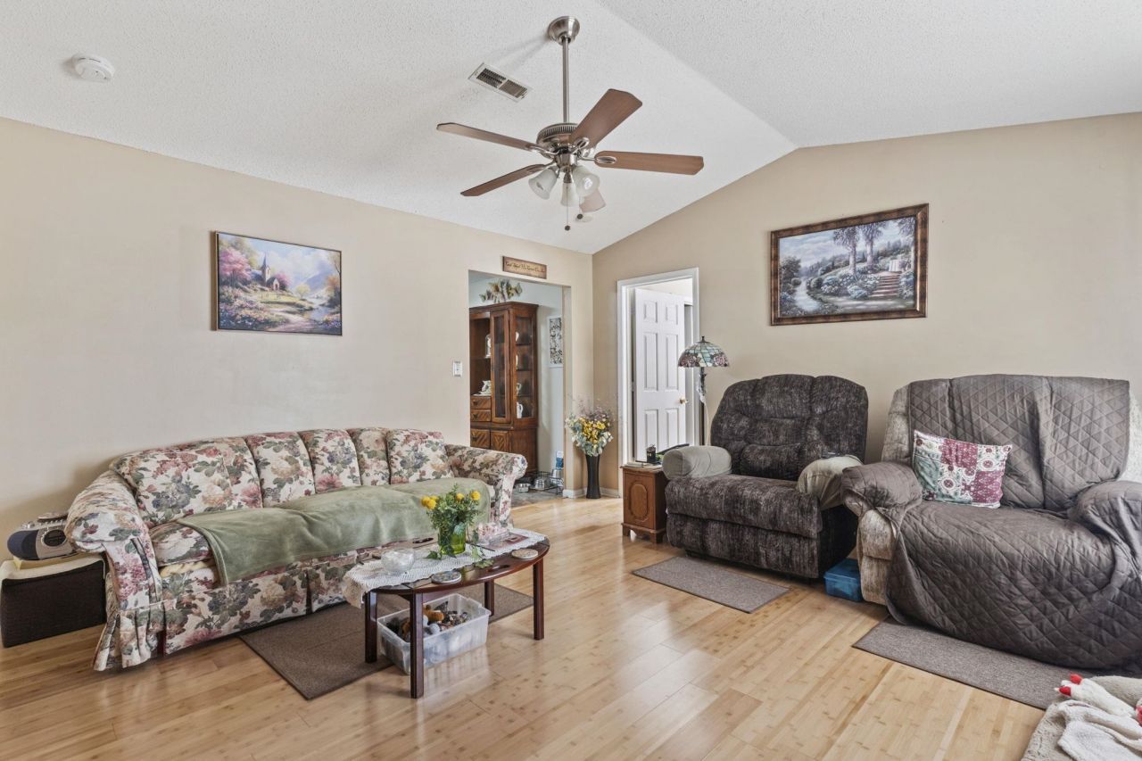 106 Fonza St. Photo 7