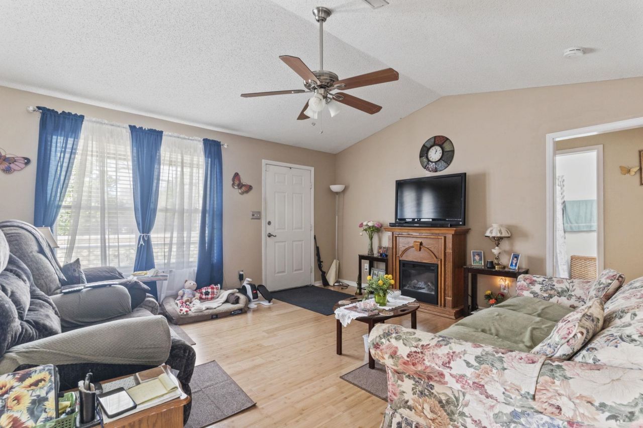 106 Fonza St. Photo 8