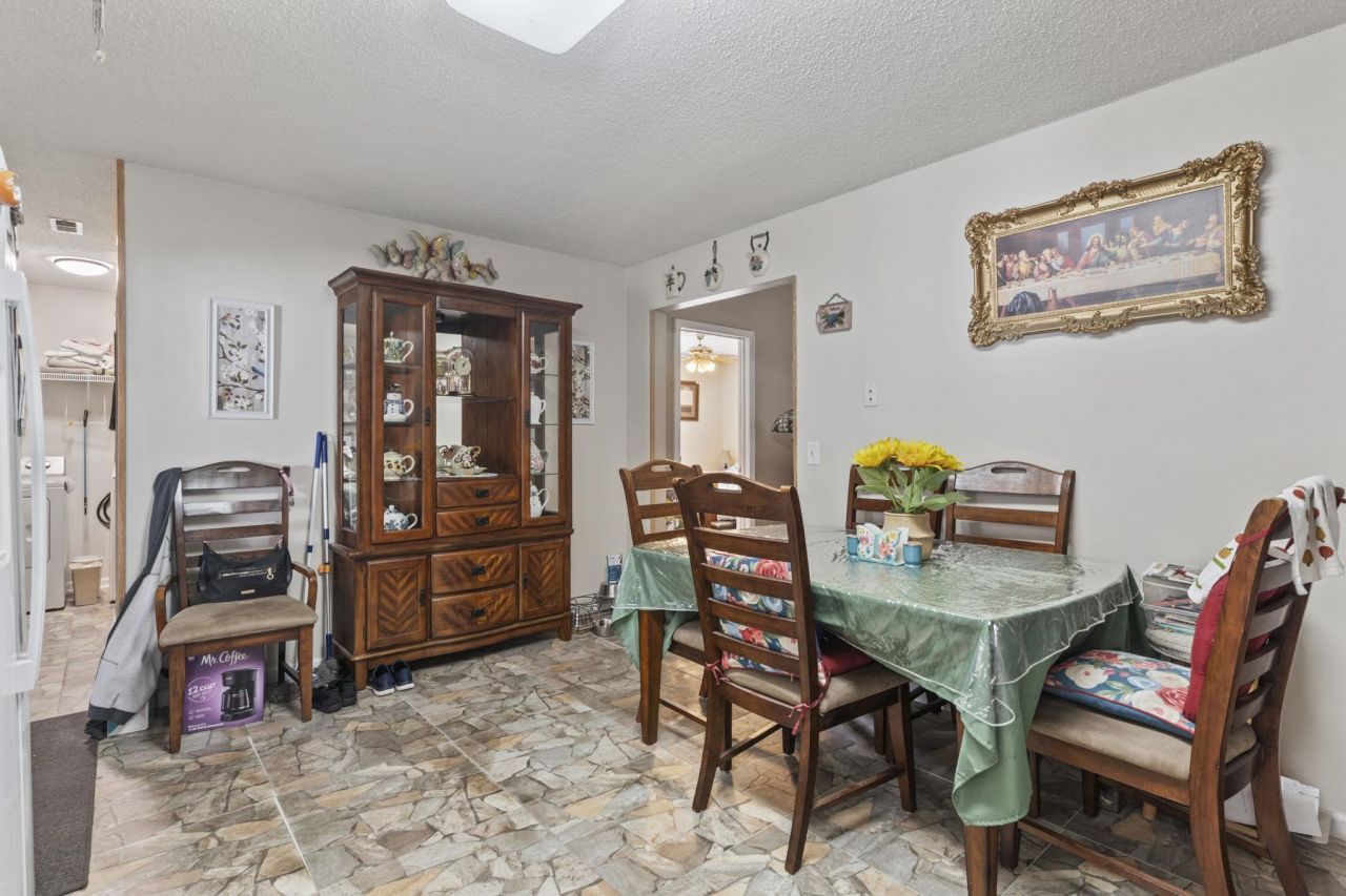 106 Fonza St. Photo 9