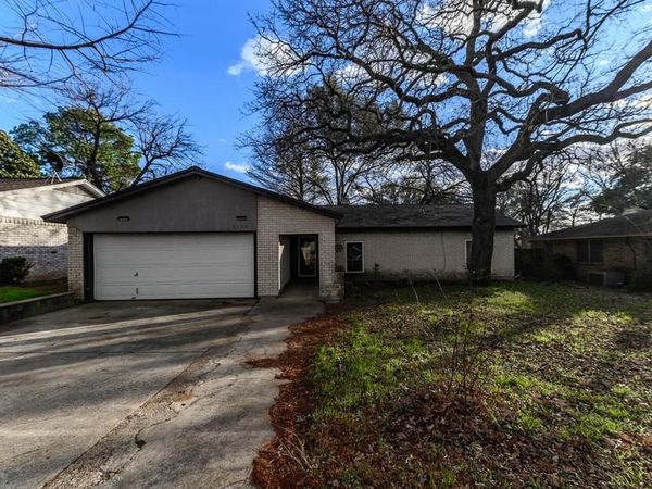 2108 Warwick Drive, Arlington, TX 76015