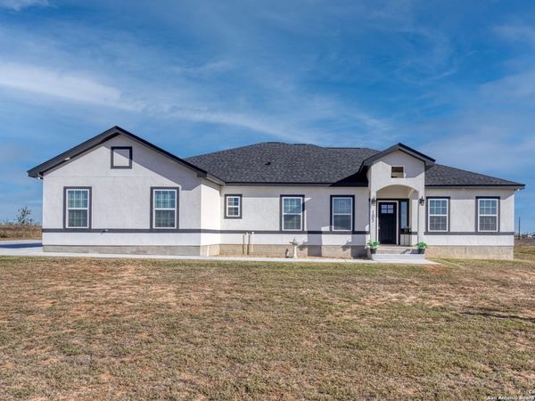 105 Hidden Cove, Floresville, TX 78114