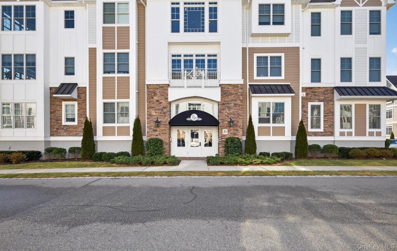 25102 Aspenwood Drive, Plainview, NY 11803 Main Photo