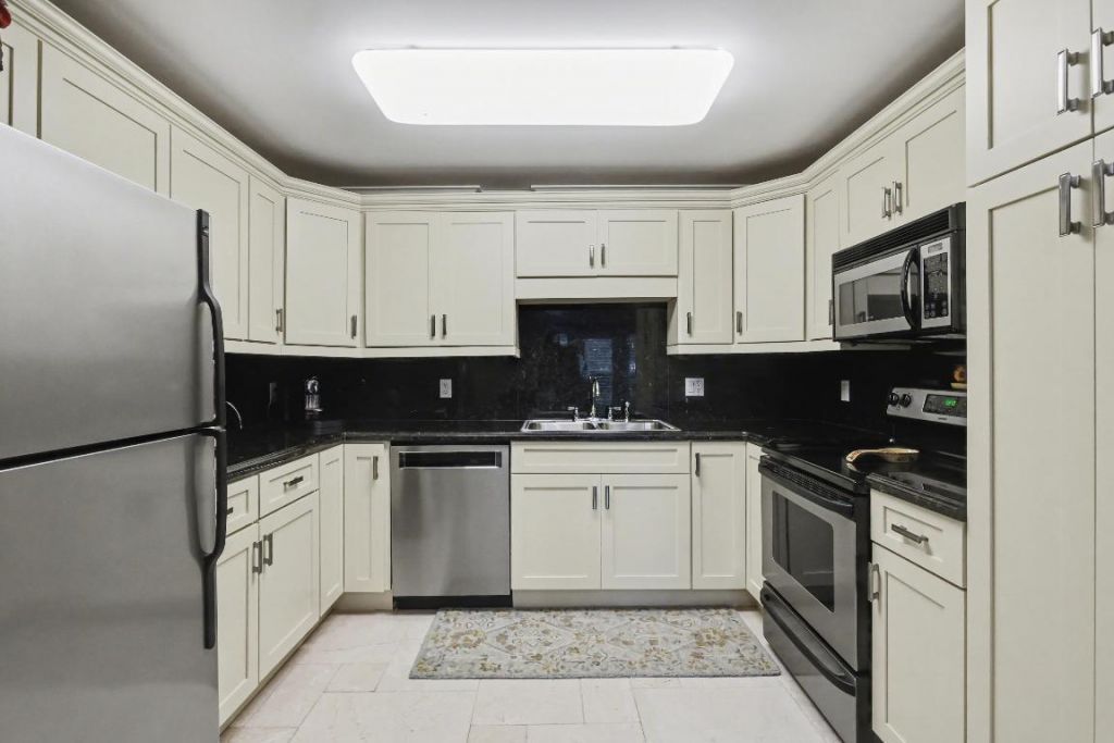 129 S Golfview Road, Unit 2, Lake Worth Beach, FL 33460 Photo