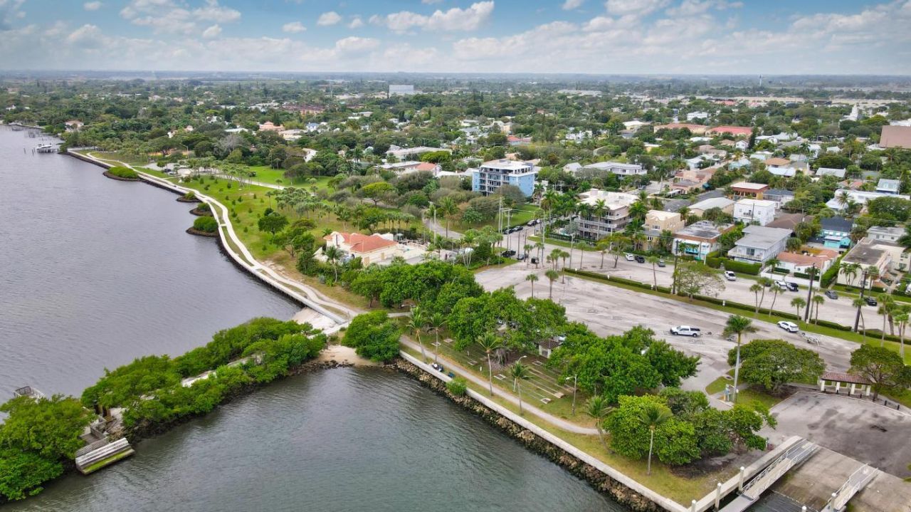 129 S Golfview Road, Unit 2, Lake Worth Beach, FL 33460 Photo