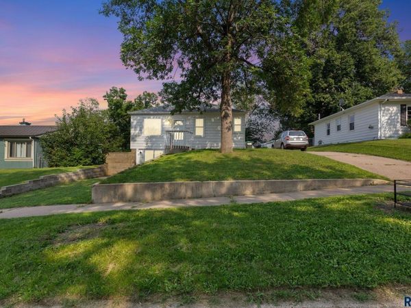 804 S Hawthorne Ave, Sioux Falls, SD 57104