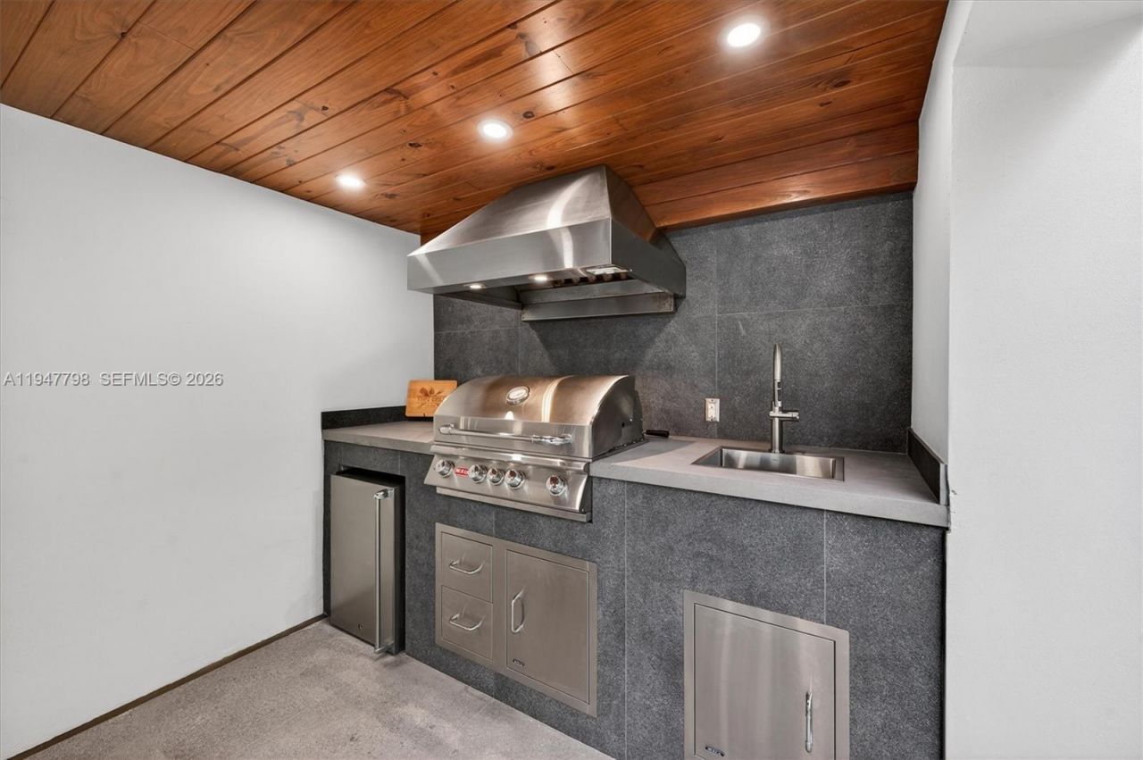 315 Palmwood Ln, Key Biscayne, FL 33149 Photo