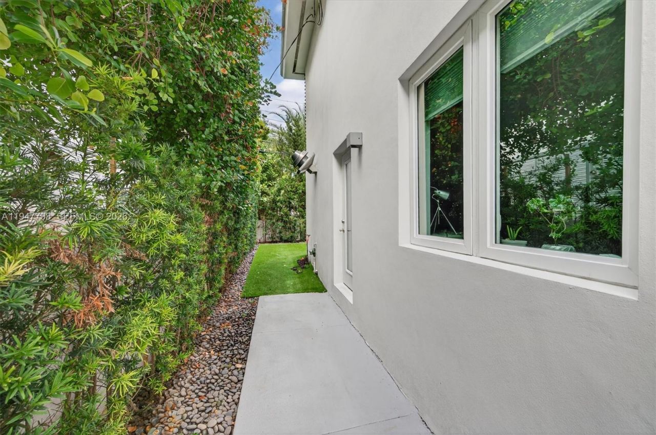 315 Palmwood Ln, Key Biscayne, FL 33149 Photo