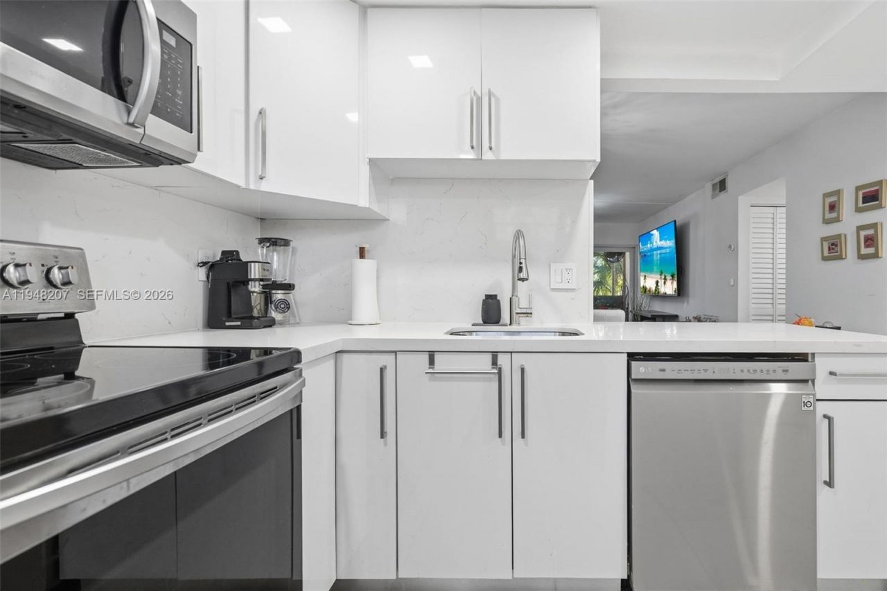 469 N Pine Island Rd, Unit B302, Plantation, FL 33324 Photo